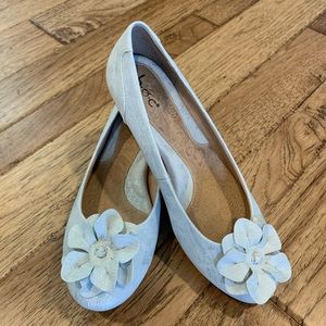 b.o.c. White silvery flats